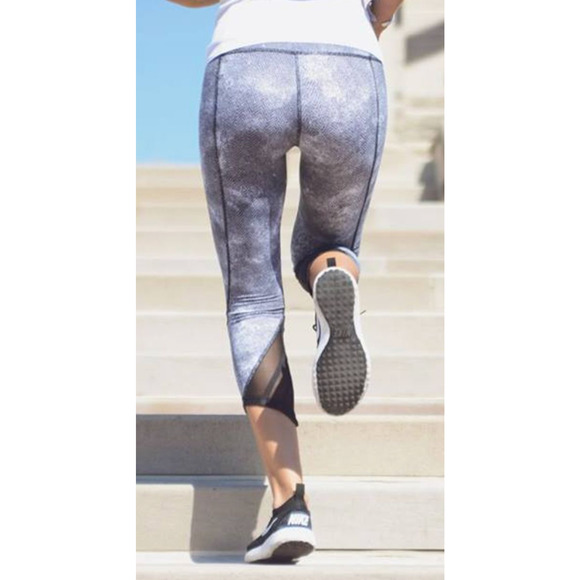 Lululemon Essential Rhythm Crop (Full-On Luxtreme) Diffusion White Black Sz. 4 - Picture 7 of 13